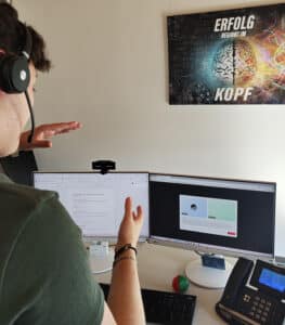 Mitarbeiter des DIV beim Training mit einer KI-Trainingsplattform.